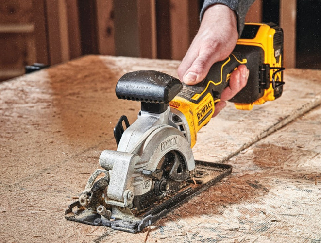 Аккумуляторная дисковая пила DeWALT DCS571P2