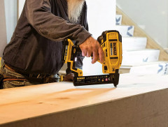 Аккумуляторный степлер DeWALT DCN681N