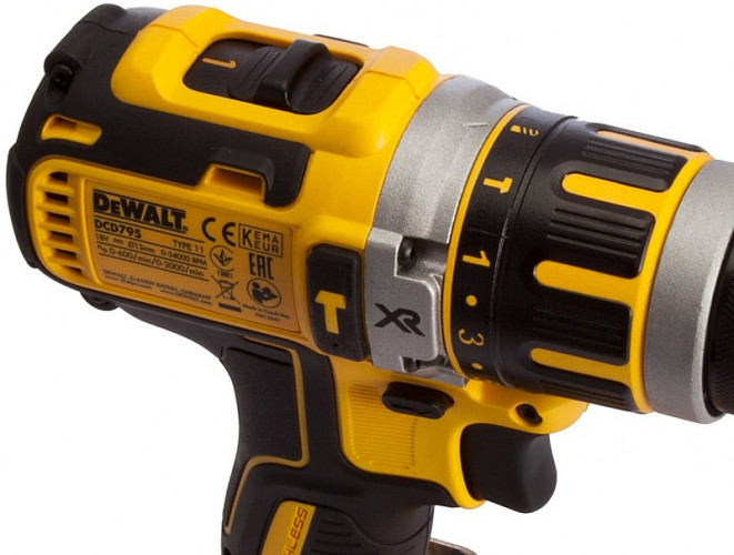 Аккумуляторная дрель-шуруповерт DeWALT DCD795D2