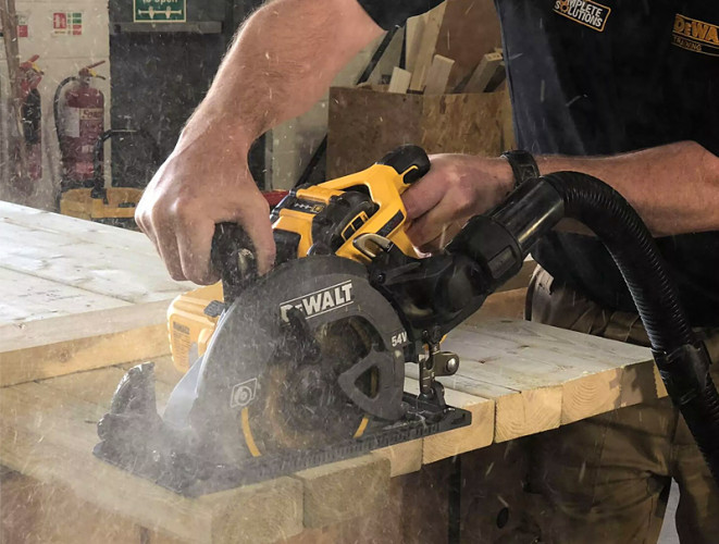 Аккумуляторная дисковая пила DeWALT DCS577N
