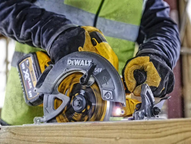 Аккумуляторная дисковая пила DeWALT DCS578N