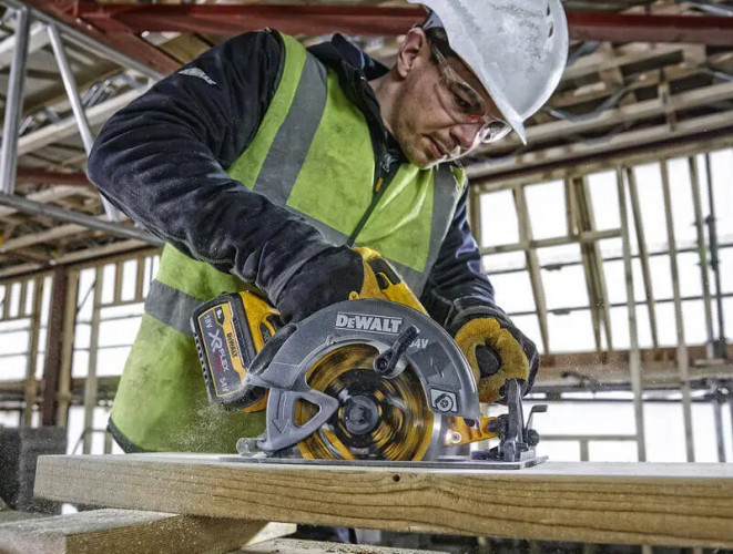 Аккумуляторная дисковая пила DeWALT DCS578NT