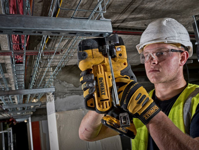 Аккумуляторный резчик шпилек DeWALT DCS350NT