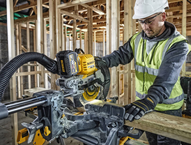 Аккумуляторная торцовочная пила DeWALT DCS727N