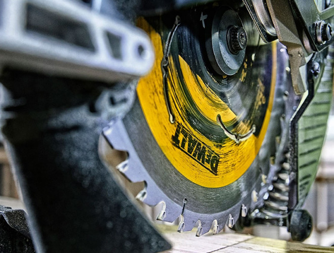 Аккумуляторная торцовочная пила DeWALT DCS727T2