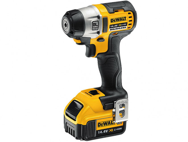 Аккумуляторная дрель-шуруповерт DeWALT DCF825M2