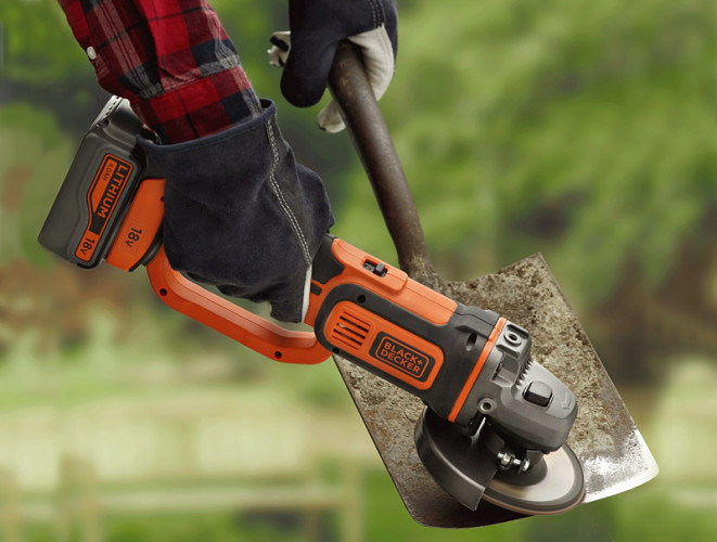 Аккумуляторная болгарка BLACK&DECKER BCG720M1