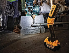 Аккумуляторный фонарь DeWALT DCL050