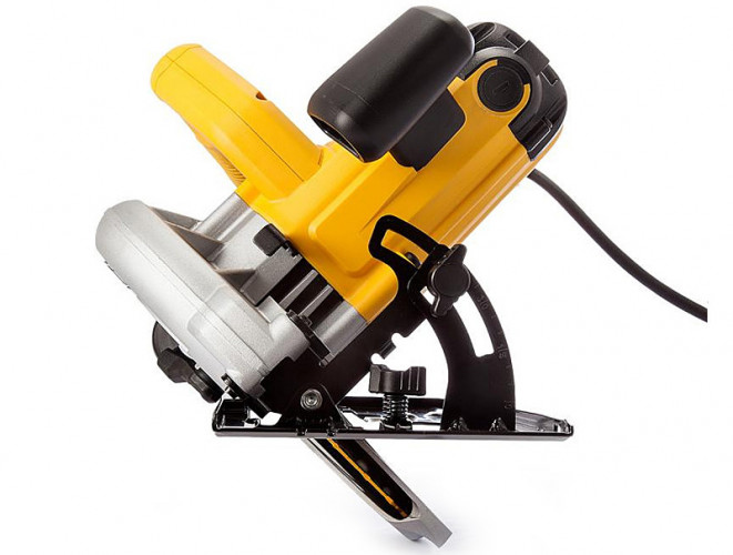 Дисковая пила DeWALT DWE560