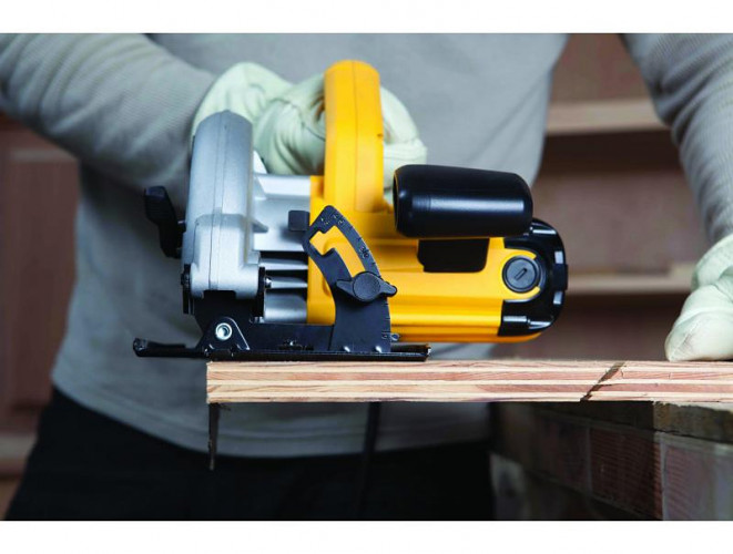 Дисковая пила DeWALT DWE560