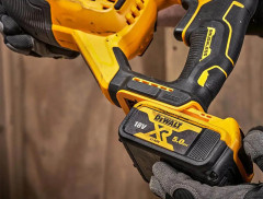 Аккумуляторная ножовка DeWALT DCS382N