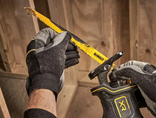 Аккумуляторная ножовка DeWALT DCS382NT