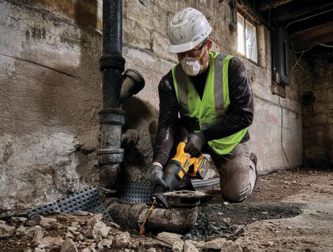 Аккумуляторная ножовка DeWALT DCS389N