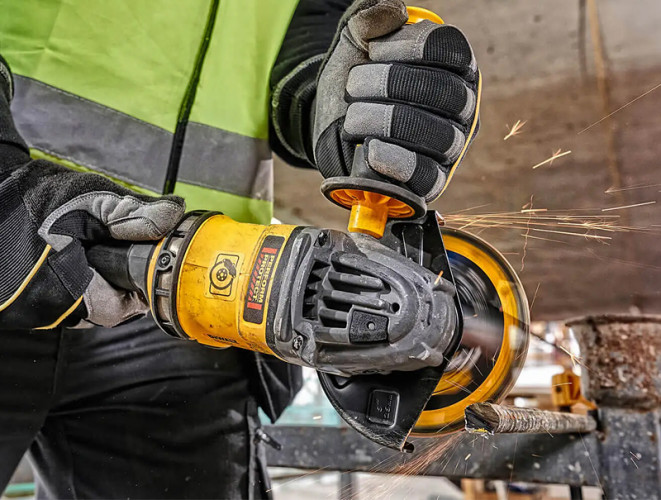 Аккумуляторная болгарка DeWALT DCG418N