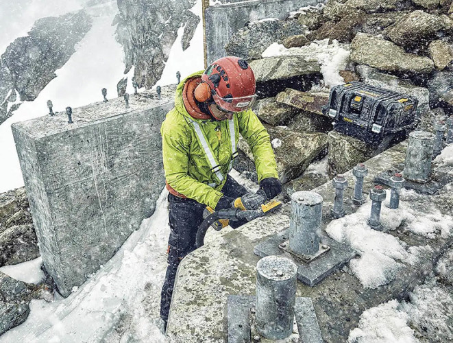 Аккумуляторная болгарка DeWALT DCG418N