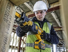 Аккумуляторная ножовка DeWALT DCS389T2