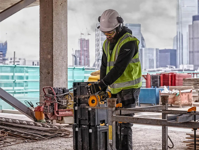 Аккумуляторная болгарка DeWALT DCG418T2