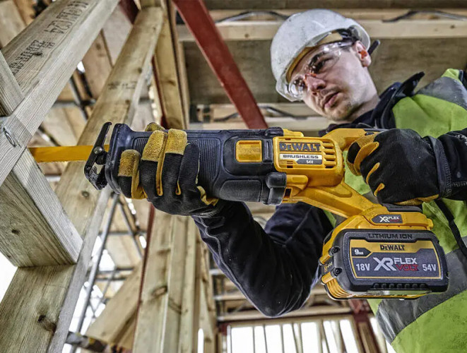 Аккумуляторная ножовка DeWALT DCS389X2