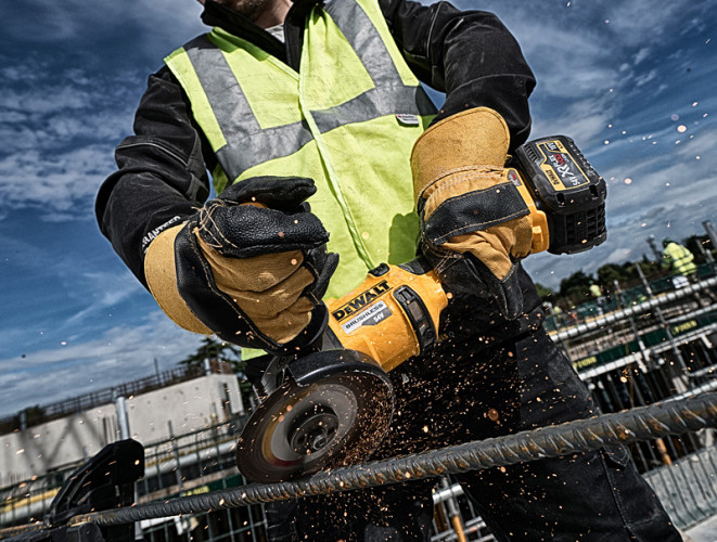 Аккумуляторная угловая шлифмашина 125 мм DeWALT DCG414NT