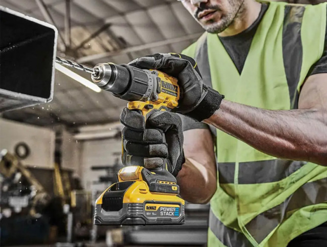 Аккумуляторная ударная дрель-шуруповерт DeWALT DCD805NT