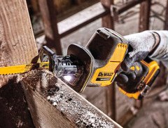 Аккумуляторная сабельная пила DeWALT DCS369M2