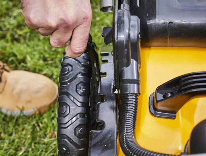 Аккумуляторная газонокосилка DeWALT DCMW564N