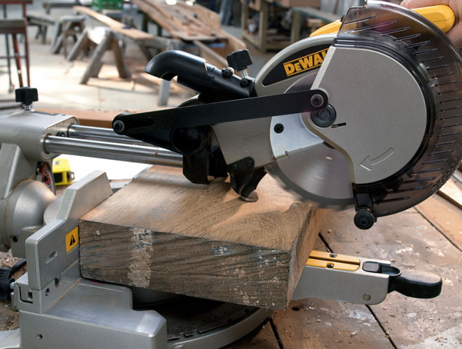 Торцовочная пила DeWALT DW712