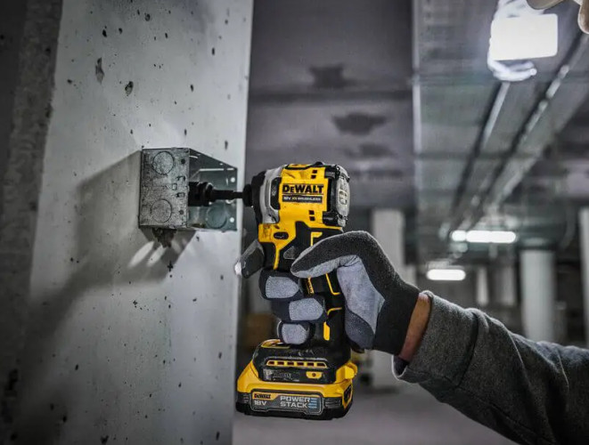Аккумуляторный ударный шуруповерт DeWALT DCF850E1T