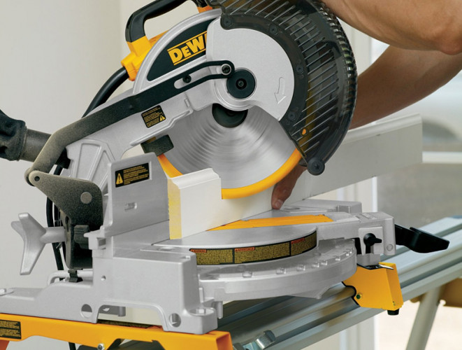 Торцовочная пила DeWALT DW713