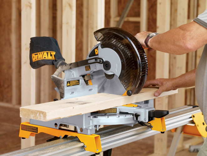 Торцовочная пила DeWALT DW713