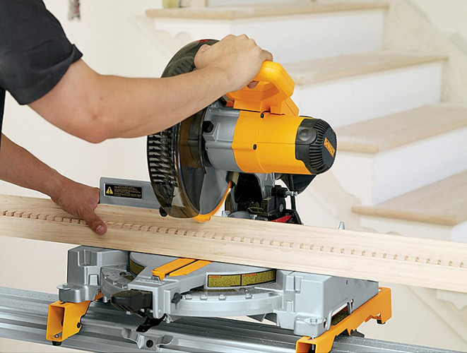 Торцовочная пила DeWALT DW714