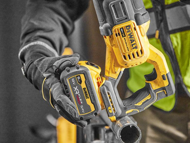 Аккумуляторная сабельная пила DeWALT DCS386T1