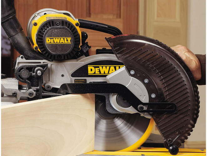 Торцовочная пила DeWALT DW717XPS