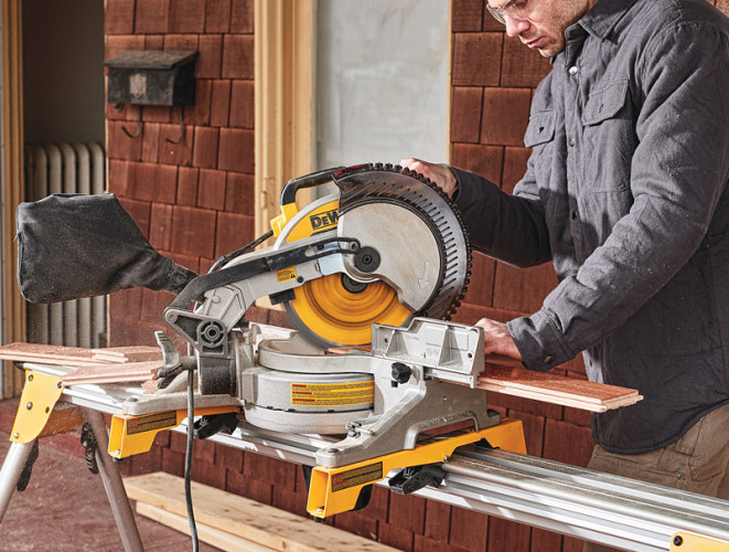 Торцовочная пила DeWALT DWS713