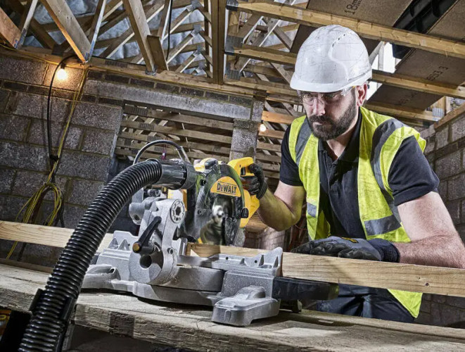 Торцовочная пила DeWALT DWS774