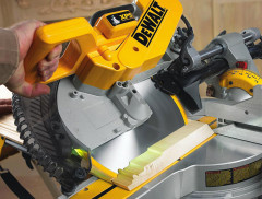 Торцовочная пила DeWALT DWS780
