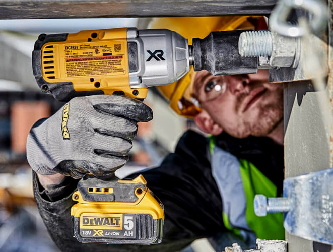 Аккумуляторный ударный гайковерт DeWALT DCF897N