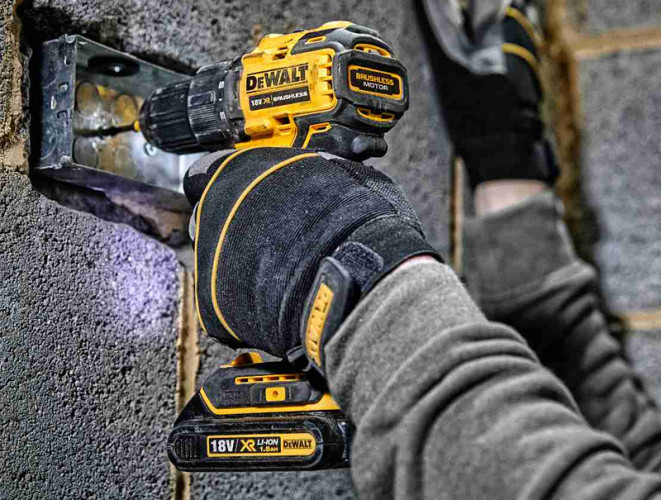 Аккумуляторная дрель-шуруповерт DeWALT DCD708S2T