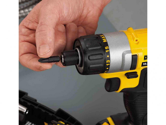 Аккумуляторный шуруповерт DeWALT DCF610D2