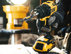 Аккумуляторная дрель-шуруповерт DeWALT DCD709S2T
