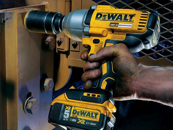 Аккумуляторный ударный гайковерт DeWALT DCF899HP2