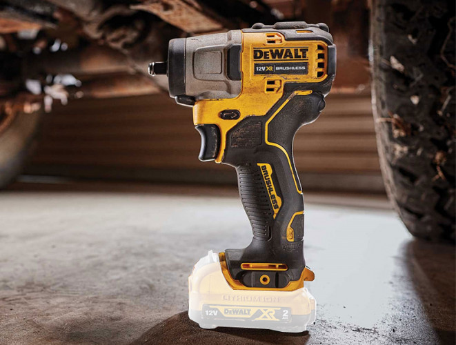 Аккумуляторный ударный гайковерт DeWALT DCF902N