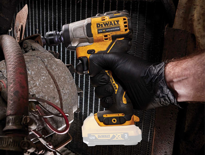 Аккумуляторный ударный гайковерт DeWALT DCF902N