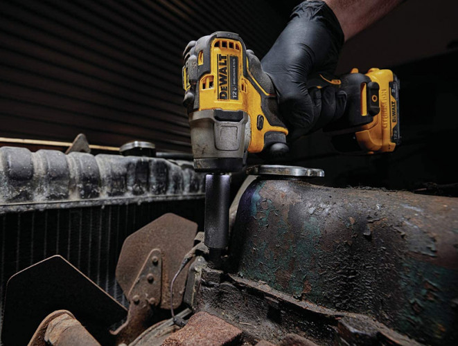 Аккумуляторный ударный гайковерт DeWALT DCF902N