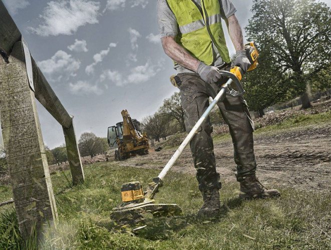 Аккумуляторная коса DeWALT DCM561PB