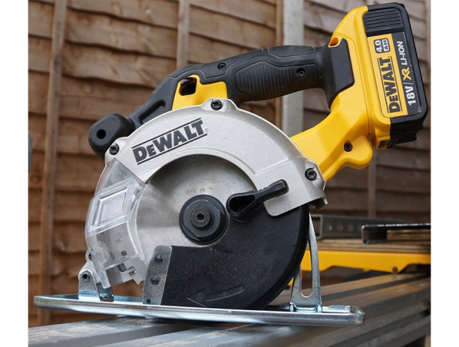 Аккумуляторная дисковая пила DeWALT DCS373N