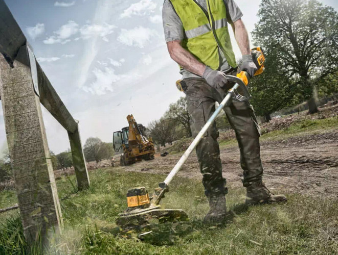 Аккумуляторная коса DeWALT DCMST561N