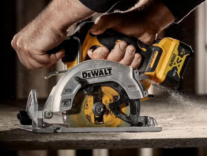 Аккумуляторная дисковая пила DeWALT DCS512N