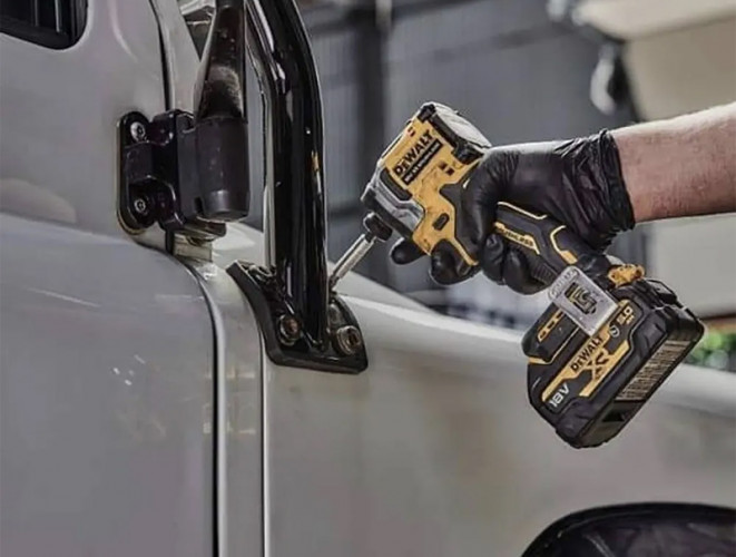 Аккумуляторный шуруповерт DeWALT DCF850N