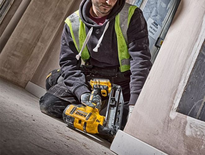 Аккумуляторный гвоздезабиватель DeWALT DCN660P2